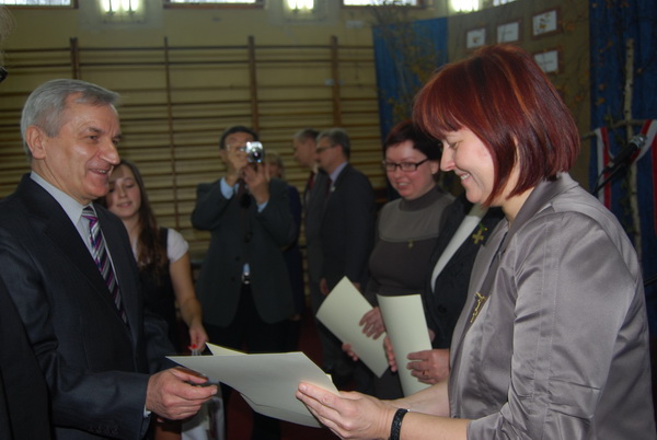 Prof. dr hab. Albin Głowacki wręcza dyplomu i nagrody grupie nauczycieli.